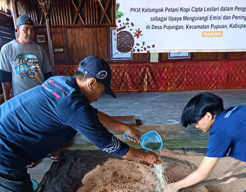 Kegiatan Pembuatan Baglog Jamur oleh Kelompok Tani